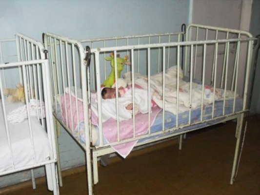 Sărbători în spital: 12 bebeluşi abandonaţi au parte de Crăciun din mila cadrelor medicale